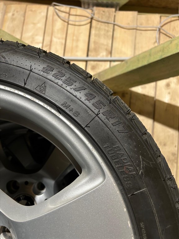  5x120 lyukosztású 17" újszerű (gyári felni) alufelni, rajta 225/45 újszerű Radar téli gumi gumi  6. kép