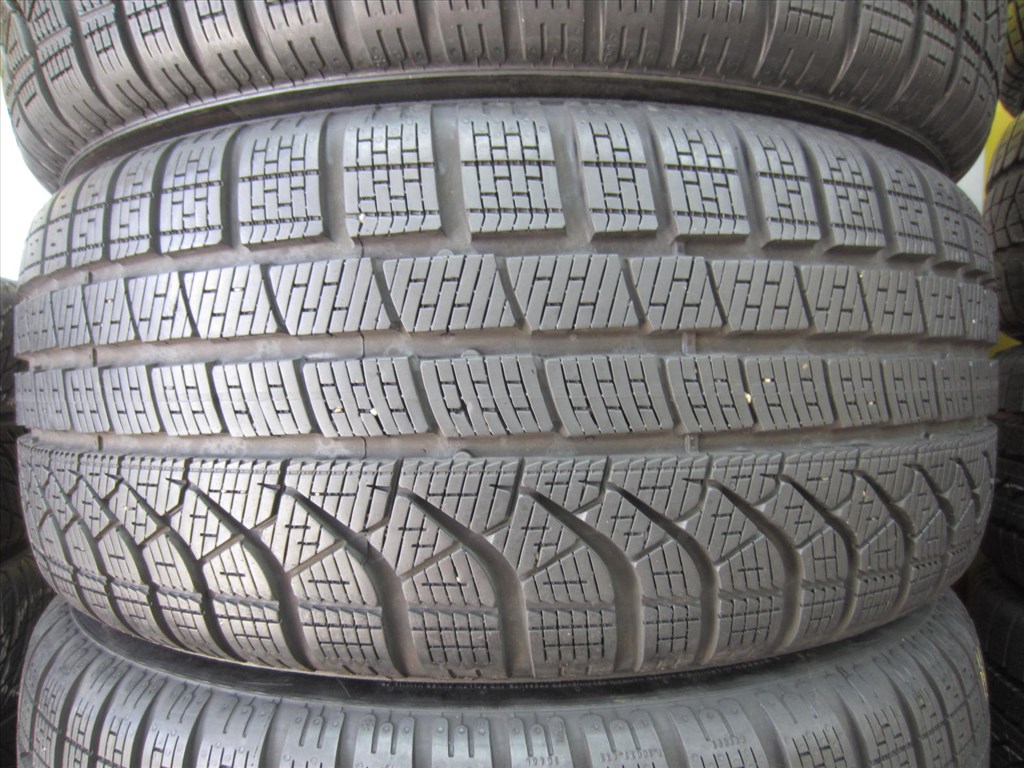  245/45 R18 PIRELLI PZERO WINTER 100V 2. kép
