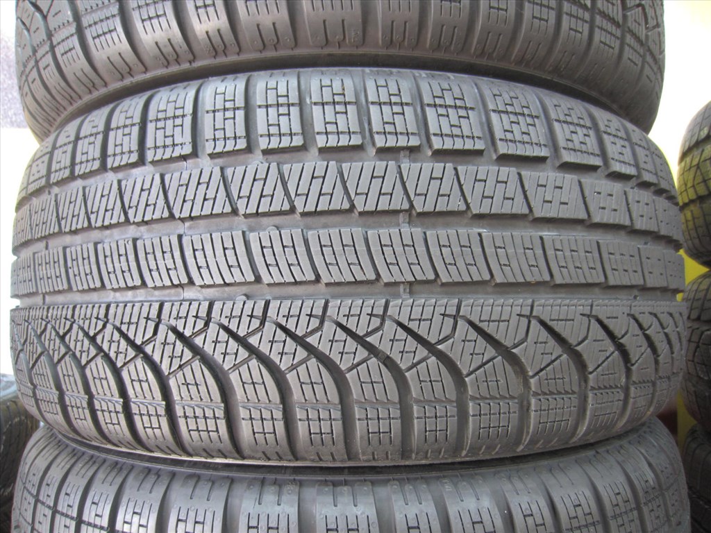  245/45 R18 PIRELLI PZERO WINTER 100V 3. kép