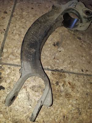 Audi A4 B8 Bal Első Lengéscsillapító Tartó