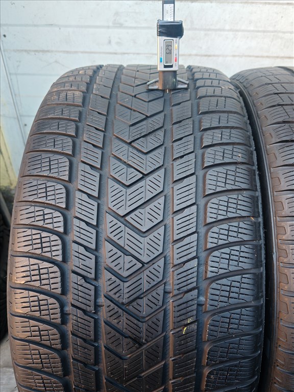  315/4021" újszerű Pirelli téli gumi gumi 1. kép