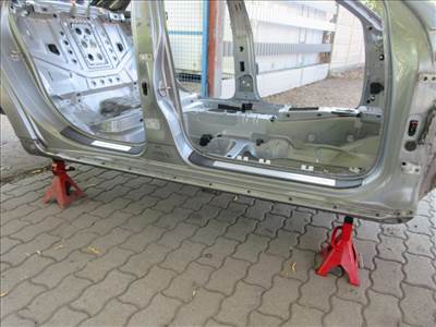 Audi A4 (8E B7) jobb küszöb