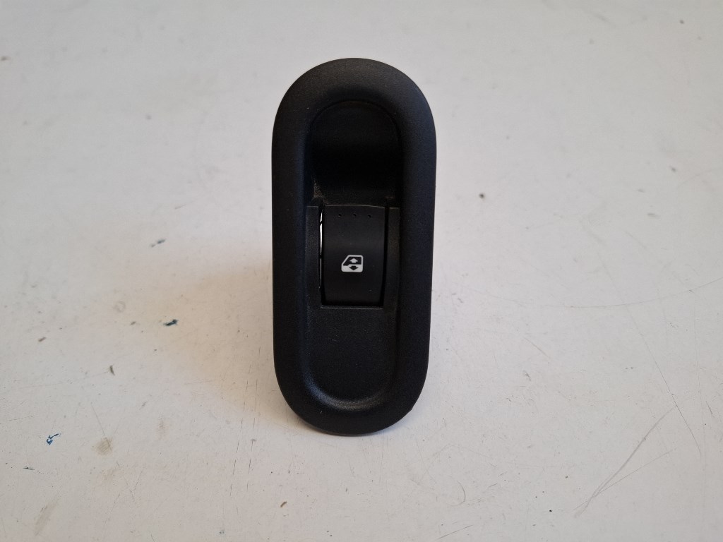 Dacia duster (HS) jobb hátsó ablakemelõ kapcsoló 8200599913 1. kép