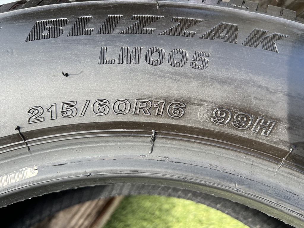 215/60 R16 Bridgestone Blizzak LM05 téli gumi 4,5-5mm 4. kép