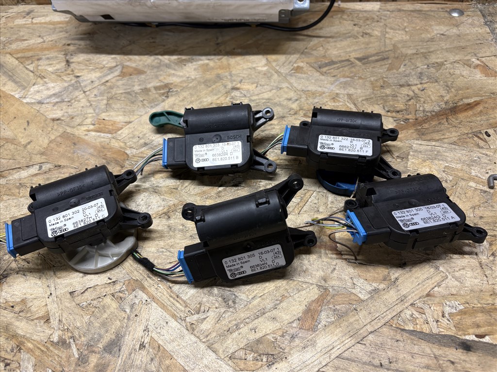 Audi A4 (B6/B7) Cabriolet 3.0 TDI Quattro fűtés csappantyú állító motor 8e1820511a 1. kép