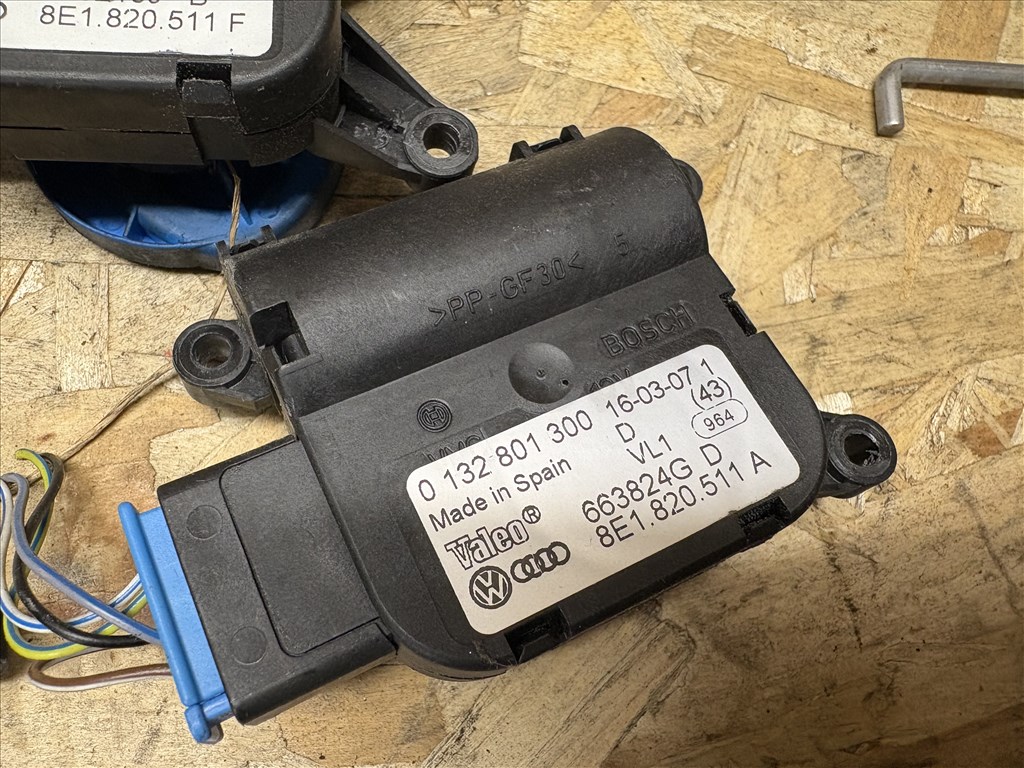 Audi A4 (B6/B7) Cabriolet 3.0 TDI Quattro fűtés csappantyú állító motor 8e1820511a 2. kép