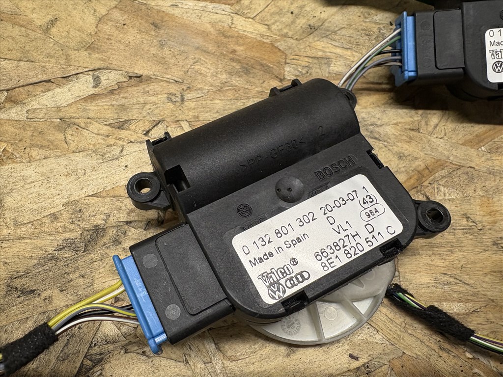 Audi A4 (B6/B7) Cabriolet 3.0 TDI Quattro fűtés csappantyú állító motor 8e1820511a 3. kép