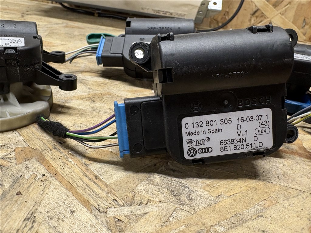 Audi A4 (B6/B7) Cabriolet 3.0 TDI Quattro fűtés csappantyú állító motor 8e1820511a 4. kép