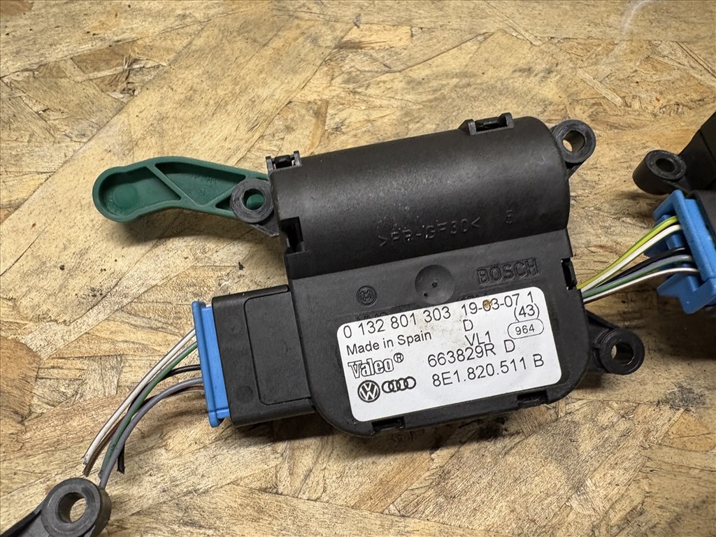 Audi A4 (B6/B7) Cabriolet 3.0 TDI Quattro fűtés csappantyú állító motor 8e1820511a 5. kép