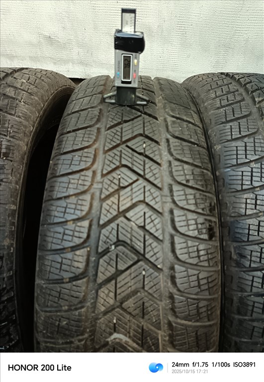  215/6517" újszerű Pirelli téli gumi gumi 1. kép