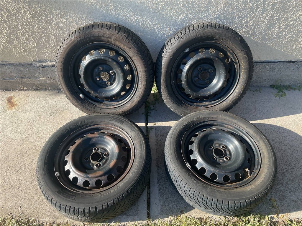 Toyota Yaris 15" lemezfelni téli és négyévszakos gumikkal 1. kép