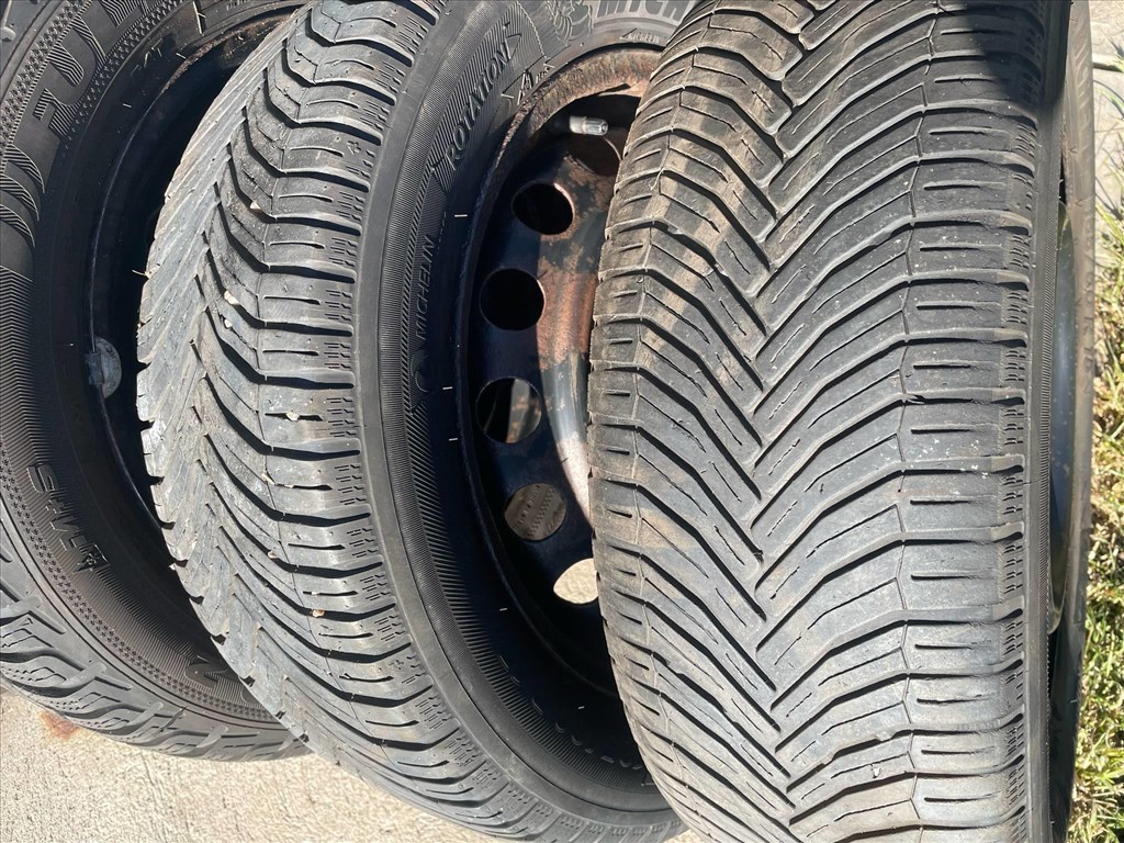 Toyota Yaris 15" lemezfelni téli és négyévszakos gumikkal 3. kép