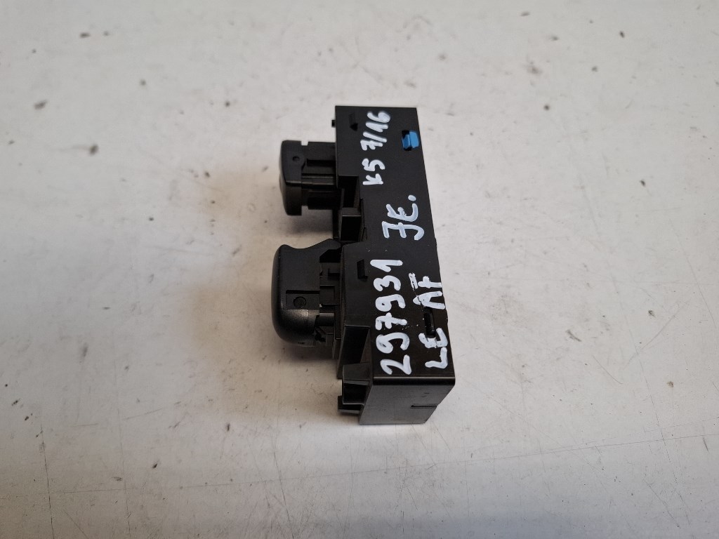 Nissan Leaf (ZE1) jobb elsõ ablakemelõ kapcsoló 254115SA0A 2. kép