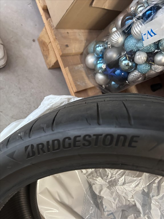  245/3520" újszerű Bridgestone nyári gumi gumi 3. kép
