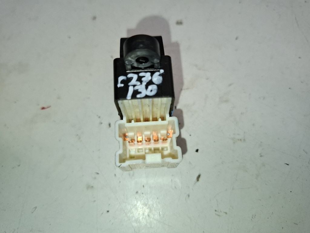 Suzuki SX4 S-Cross jobb elsõ ablakemelõ kapcsoló 3. kép