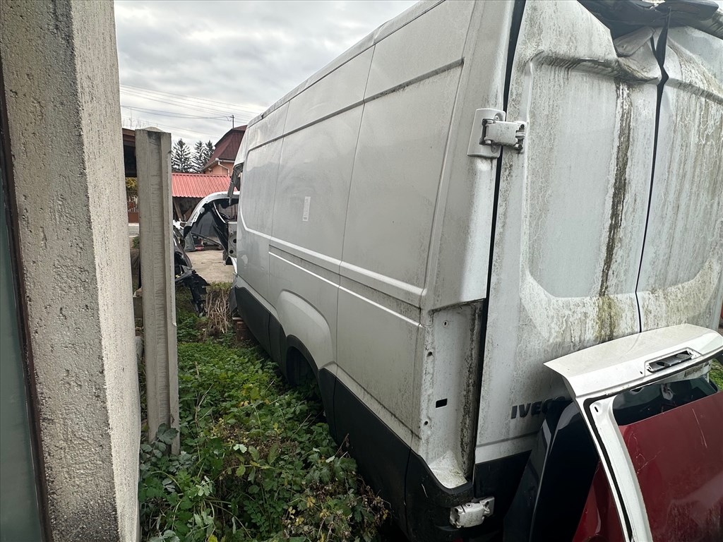 Iveco Daily dobozos karosszéria  1. kép