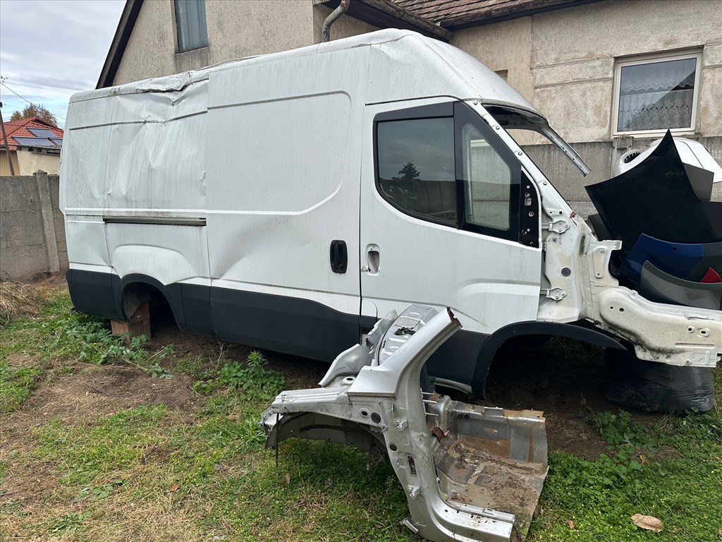 Iveco Daily dobozos karosszéria  2. kép