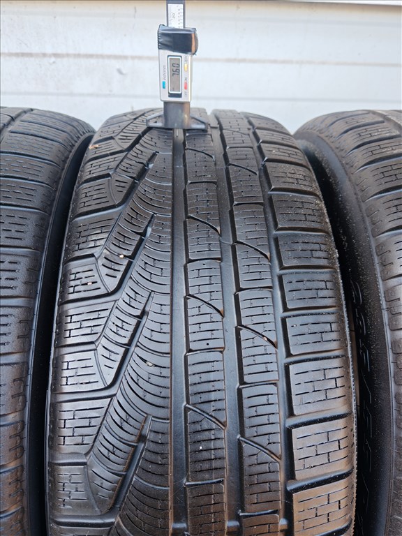  235/5518" újszerű Pirelli téli gumi gumi 1. kép