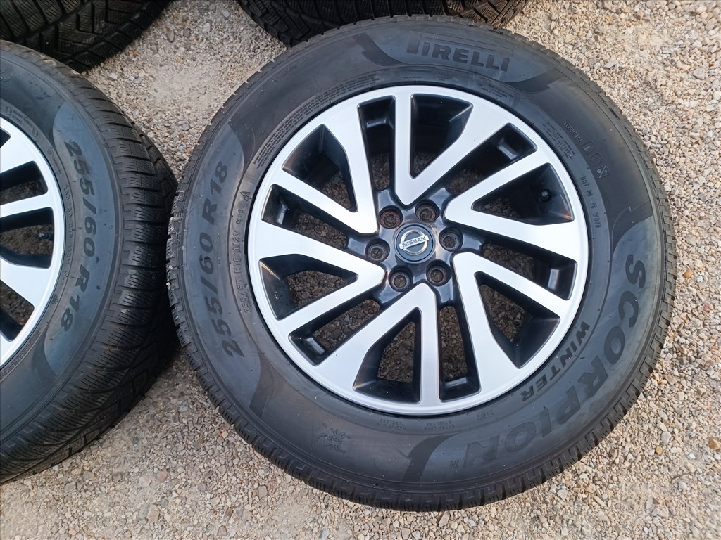18" Gyári Nissan Navara  alufelni szett, rajta 255/60 R18 Pirelli téli gumival 3. kép