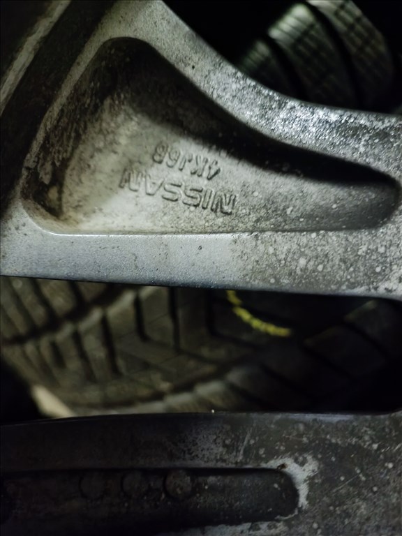 18" Gyári Nissan Navara  alufelni szett, rajta 255/60 R18 Pirelli téli gumival 9. kép