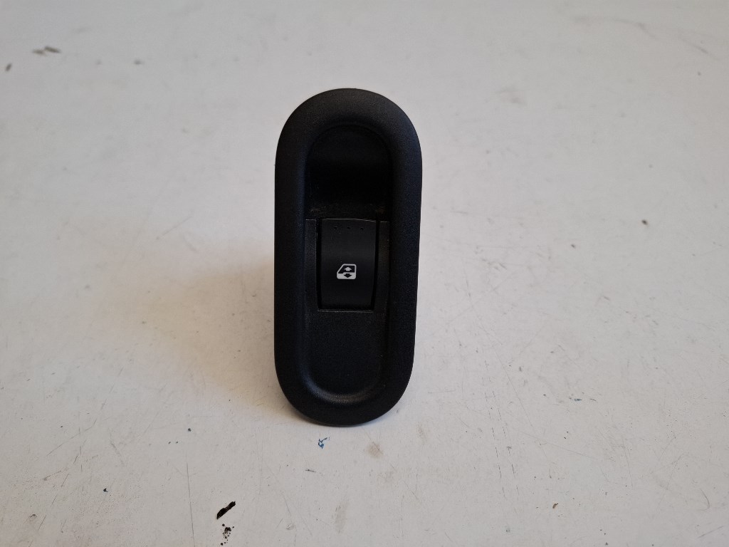 Dacia duster (HS) bal hátsó ablakemelõ kapcsoló 8200599913 1. kép