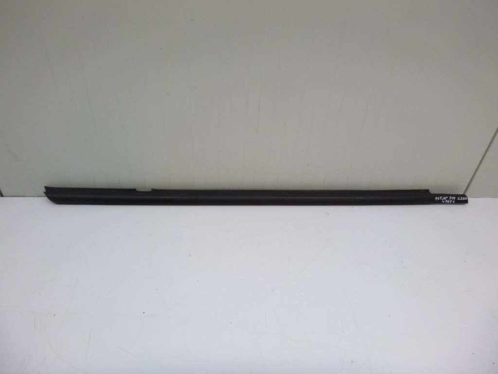 Opel Astra H 5 ajtós jobb hátsó vízlehúzó 1. kép