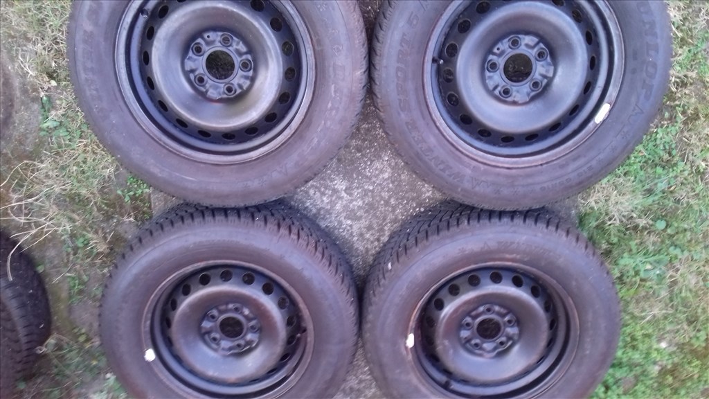  5x114.3 osztású 16" Nissan Renault Dacia (gyári felni) lemezfelni, rajta 215/65 Dunlop téli gumi 1. kép