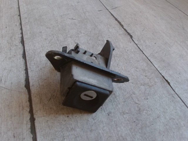 OPEL ASTRA F 94-02 Csomagtérajtó dugózár 1. kép