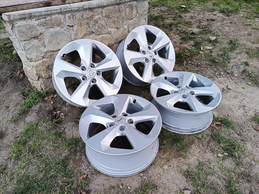  5x114.3 lyukosztású 7J 17" újszerű Nissan (gyári felni) alufelni, szenzorok  2. kép