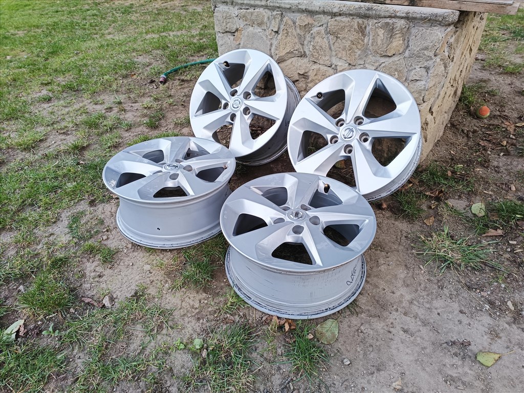  5x114.3 lyukosztású 7J 17" újszerű Nissan (gyári felni) alufelni, szenzorok  3. kép