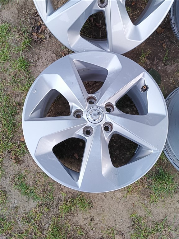  5x114.3 lyukosztású 7J 17" újszerű Nissan (gyári felni) alufelni, szenzorok  6. kép