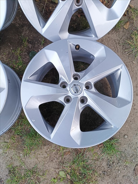  5x114.3 lyukosztású 7J 17" újszerű Nissan (gyári felni) alufelni, szenzorok  7. kép