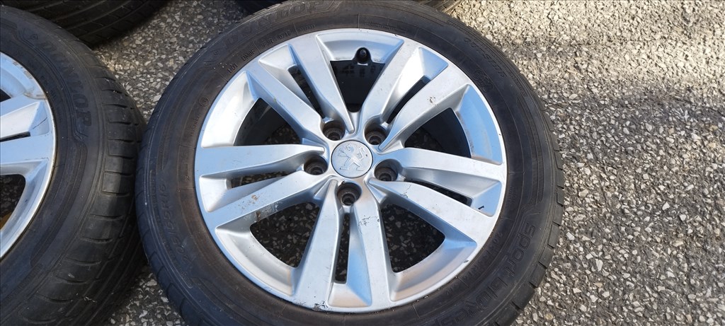  Peugeot 308 II 5x108 lyukosztású 16" gyári alufelni, 205/55 jó állapotú Dunlop nyári gumival 1. kép