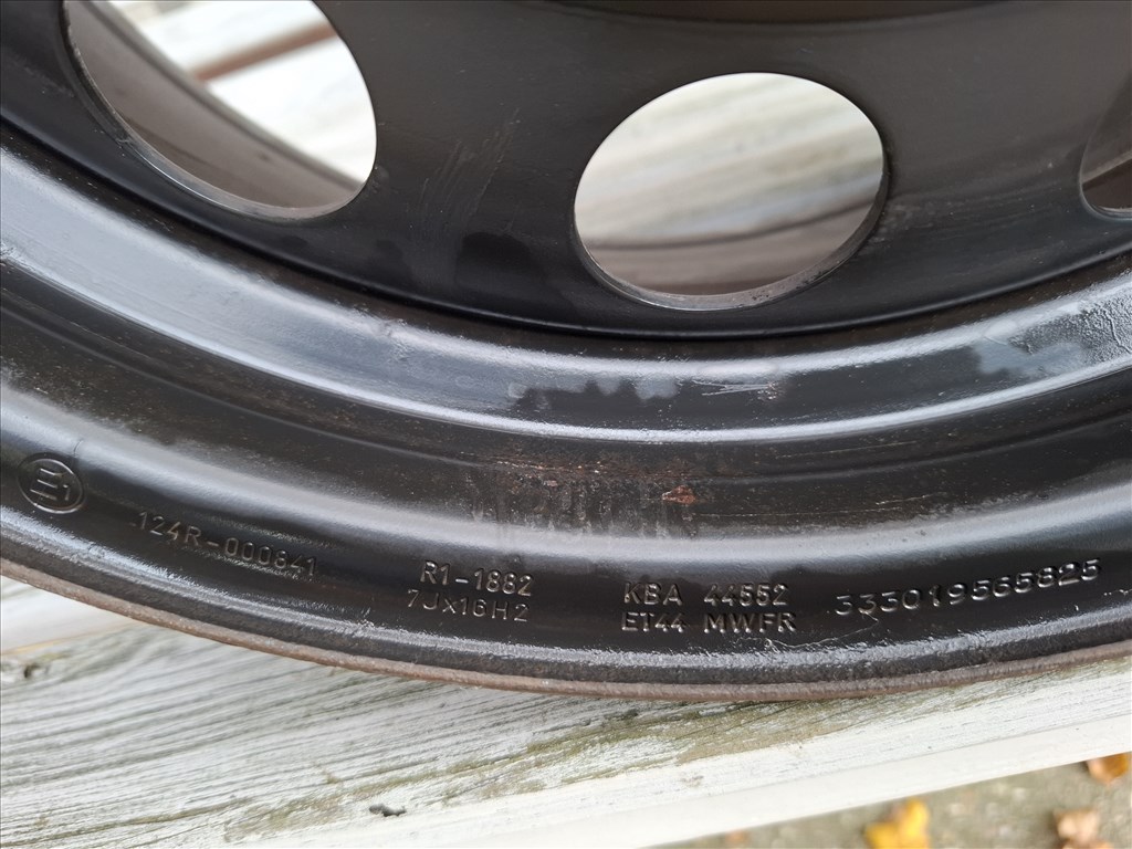  5x108 lyukosztású 16" használt (gyári felni) lemezfelni kerékcsavarokkal eladó 5. kép