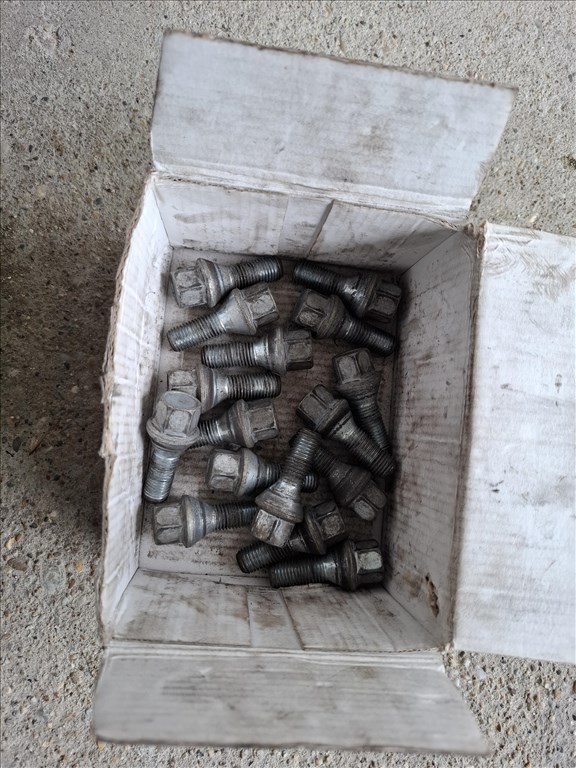  5x108 lyukosztású 16" használt (gyári felni) lemezfelni kerékcsavarokkal eladó 6. kép