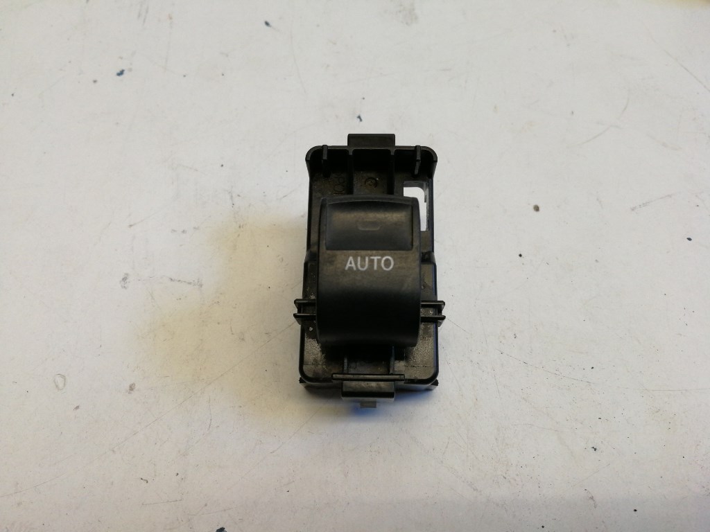 Toyota Prius Plus jobb elsõ ablakemelõ kapcsoló 1. kép