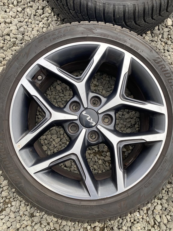 17" újszerű (gyári felni) alufelni, rajta 225/45 újszerű Bridgestone téli gumi gumi  2. kép