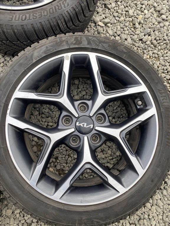  17" újszerű (gyári felni) alufelni, rajta 225/45 újszerű Bridgestone téli gumi gumi  4. kép