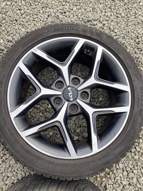  17" újszerű (gyári felni) alufelni, rajta 225/45 újszerű Bridgestone téli gumi gumi  6. kép