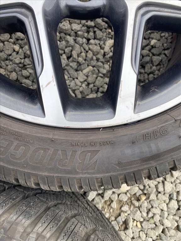  17" újszerű (gyári felni) alufelni, rajta 225/45 újszerű Bridgestone téli gumi gumi  7. kép