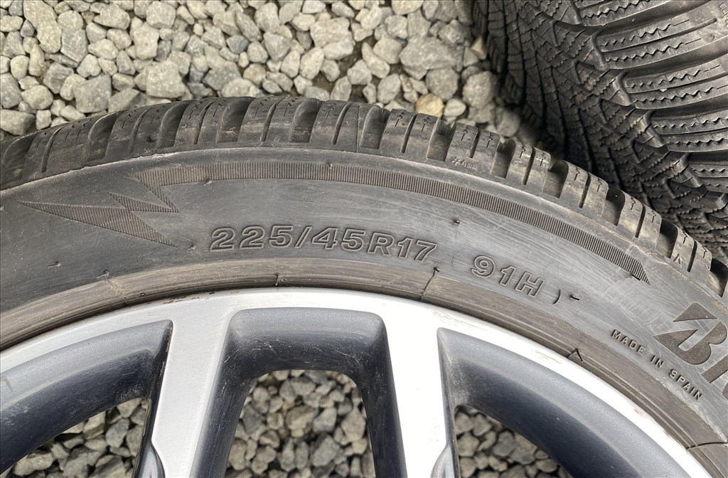  17" újszerű (gyári felni) alufelni, rajta 225/45 újszerű Bridgestone téli gumi gumi  10. kép