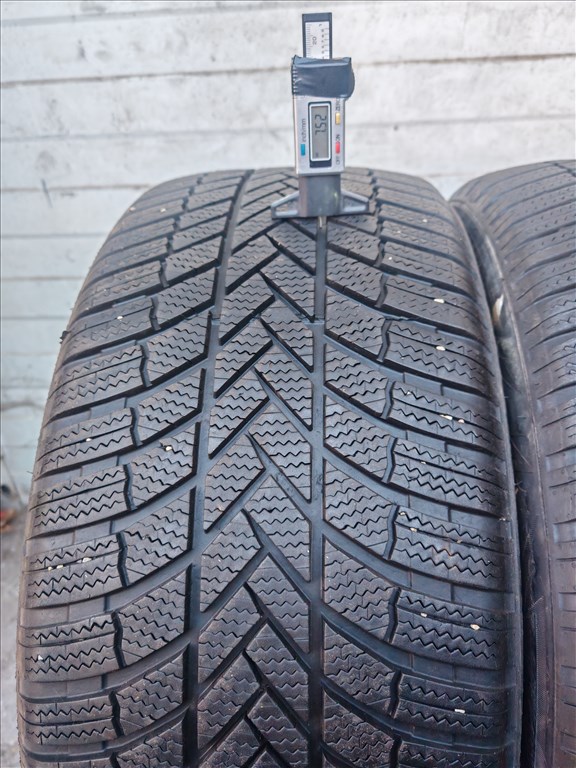  255/4518" újszerű Bridgestone téli gumi gumi 1. kép