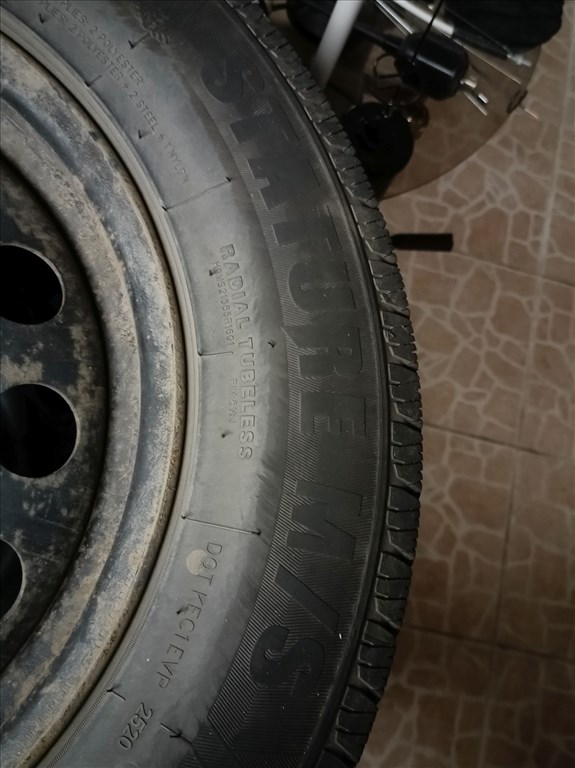 16" használt lemezfelni szett, rajta Stature 215/65 használt téli gumi 3. kép