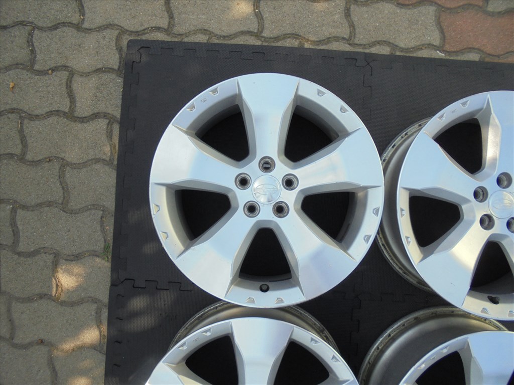 17-es 5 x 100-as Subaru alufelni megkímélten eladó 2. kép