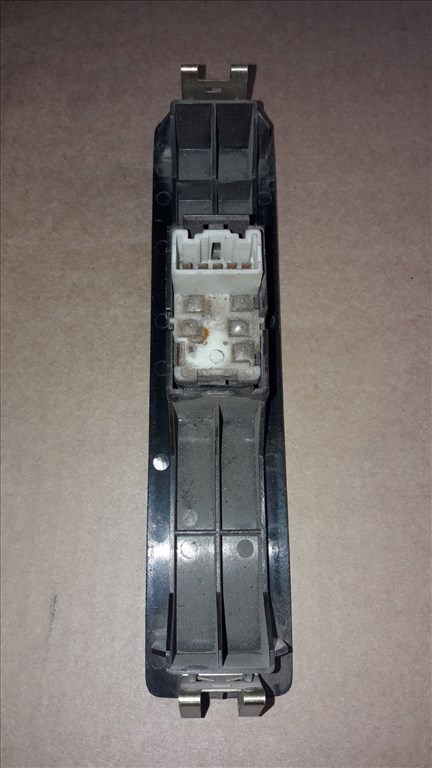 Suzuki Vitara Jobb Elsõ Ablakemelõ Kapcsoló 2. kép