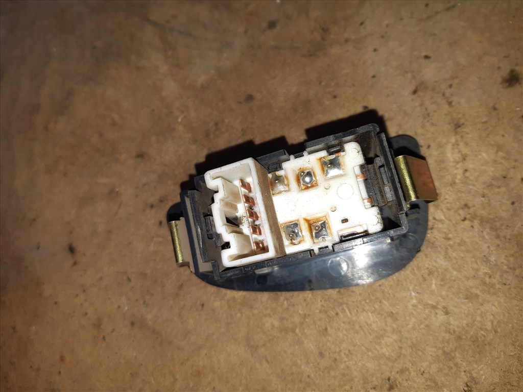 Suzuki Swift II 96-03 Bal Hátsó Ablakemelõ Kapcsoló 2. kép