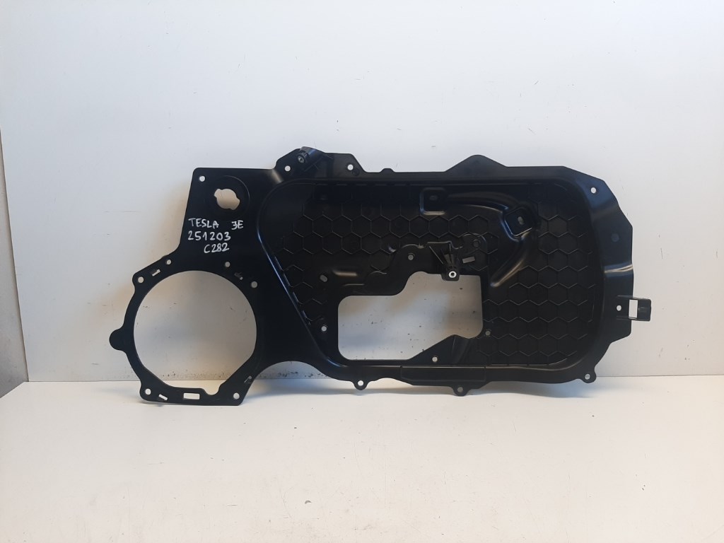 Tesla Model 3 jobb elsõ ablakemelõ szerkezet tartó 109214700D 1. kép