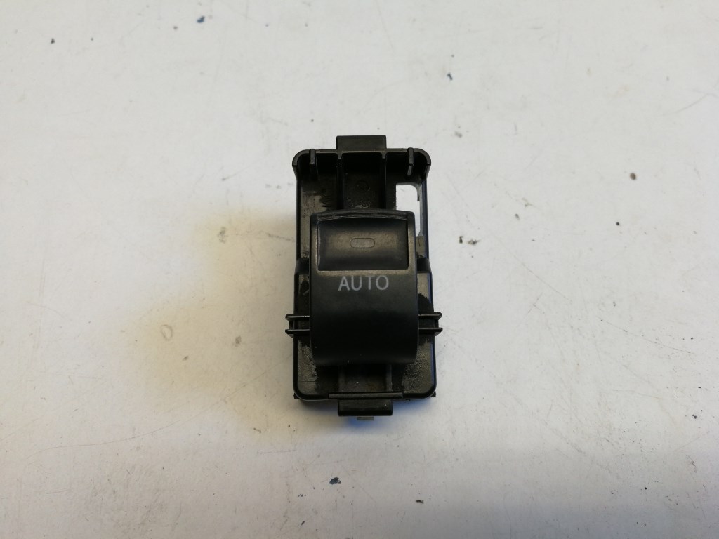 Toyota Prius Plus jobb hátsó ablakemelõ kapcsoló 1. kép