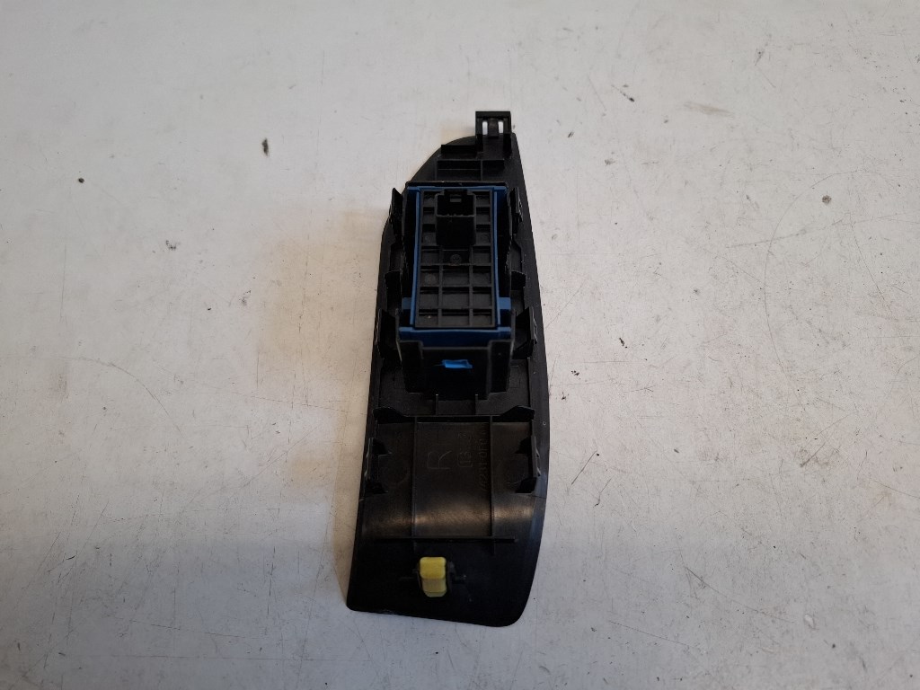 Toyota Verso jobb elsõ ablakemelõ kapcsoló 84081005070 2. kép