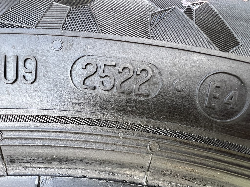 185/60 R15 Semperit Speed Grip 5 téli gumi 4,5mm 4. kép